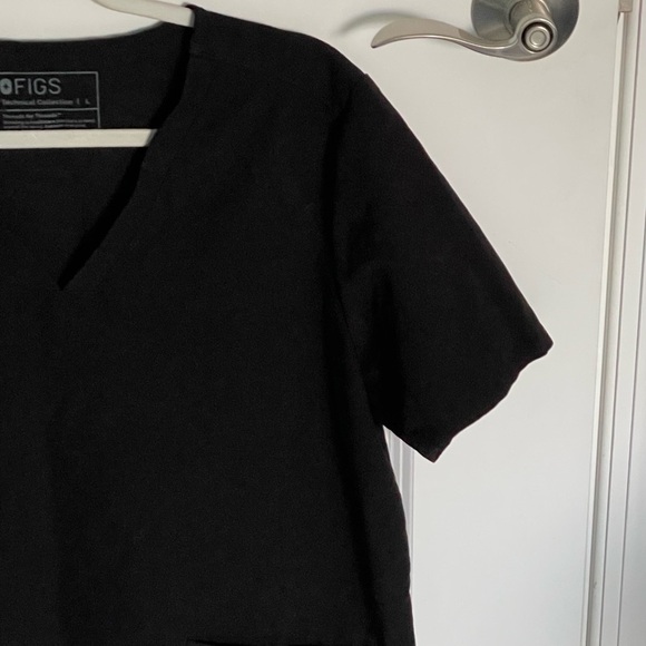 Figs Black Casma Three-Pocket Medical Scrub Top - 47316 - Picture 2 of 15